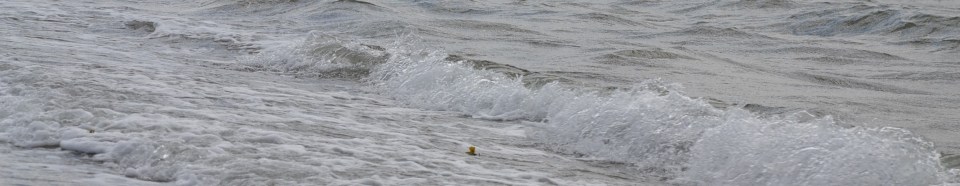 Golfslag aan het strand