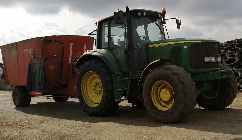Voermengwagen onderweg