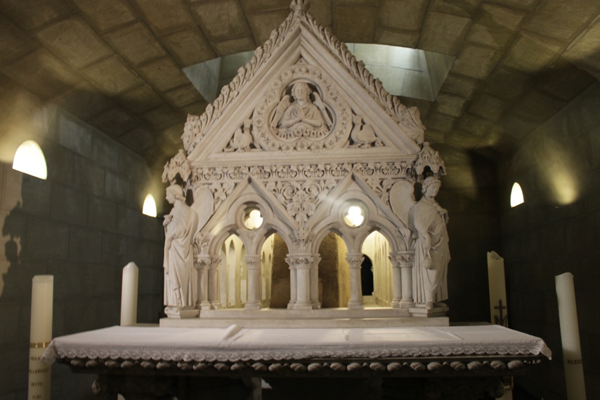 Graftombe Sint Willibrordus in crypte Echternach