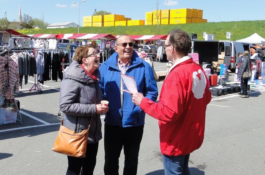 2016 Jack Steeghs als SP in gesprek met marktbezoekers, Zaltbommel 1 mei